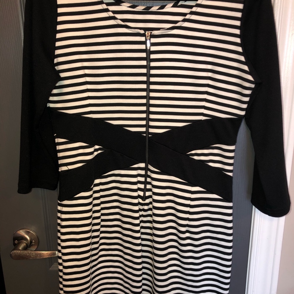 Great striped dress with waist detailing - Picture 3 of 15